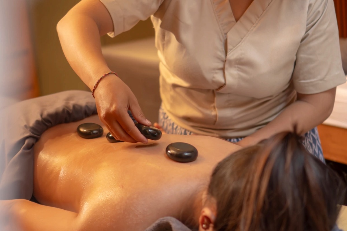 The Real Difference Between Hot Stone and Deep Tissue Massage
